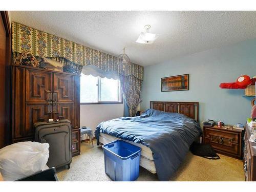 10820 7 Street Sw, Calgary, AB - Indoor Photo Showing Bedroom