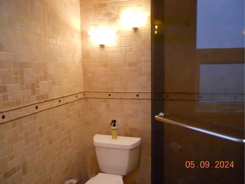 211 22 Avenue Ne, Calgary, AB - Indoor Photo Showing Bathroom