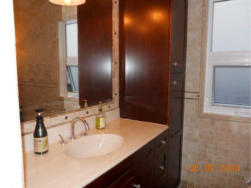 211 22 Avenue Ne, Calgary, AB - Indoor Photo Showing Bathroom