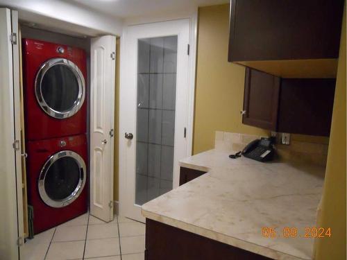 211 22 Avenue Ne, Calgary, AB - Indoor Photo Showing Laundry Room