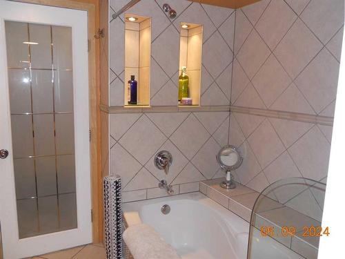 211 22 Avenue Ne, Calgary, AB - Indoor Photo Showing Bathroom