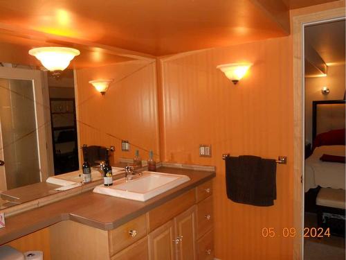 211 22 Avenue Ne, Calgary, AB - Indoor Photo Showing Bathroom