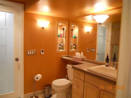 211 22 Avenue Ne, Calgary, AB - Indoor Photo Showing Bathroom