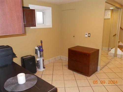 211 22 Avenue Ne, Calgary, AB - Indoor Photo Showing Bedroom