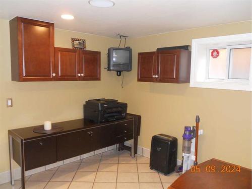 211 22 Avenue Ne, Calgary, AB - Indoor Photo Showing Bedroom