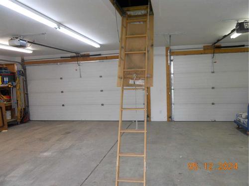 211 22 Avenue Ne, Calgary, AB - Indoor Photo Showing Garage