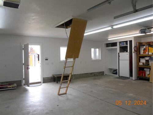 211 22 Avenue Ne, Calgary, AB - Indoor Photo Showing Garage