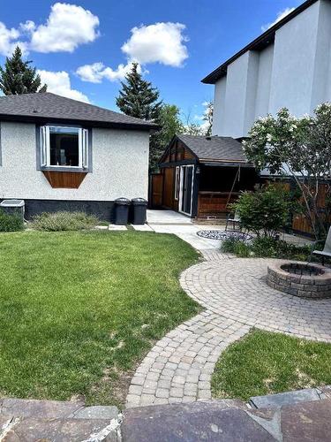 211 22 Avenue Ne, Calgary, AB - Indoor Photo Showing Garage