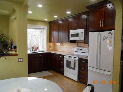 211 22 Avenue Ne, Calgary, AB - Indoor Photo Showing Kitchen