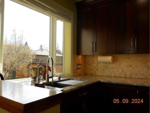 211 22 Avenue Ne, Calgary, AB - Indoor Photo Showing Kitchen