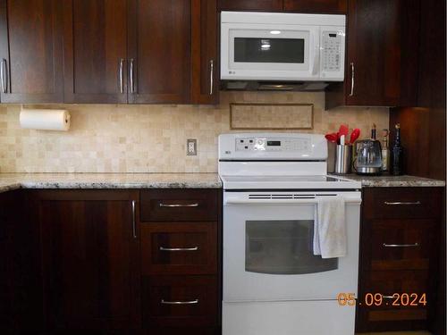 211 22 Avenue Ne, Calgary, AB - Indoor Photo Showing Kitchen