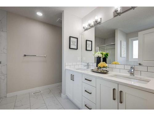 4231 63 Avenue, Innisfail, AB - Indoor Photo Showing Bathroom