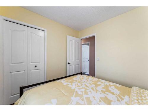 15 Somerside Common Sw, Calgary, AB - Indoor Photo Showing Bedroom