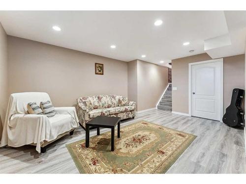 15 Somerside Common Sw, Calgary, AB - Indoor Photo Showing Other Room