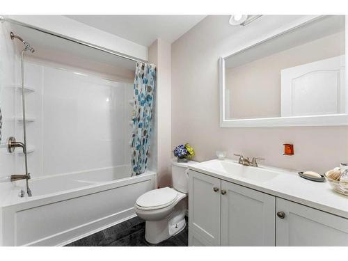 15 Somerside Common Sw, Calgary, AB - Indoor Photo Showing Bathroom