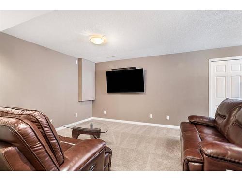 27 Evansmeade Common Nw, Calgary, AB - Indoor Photo Showing Living Room