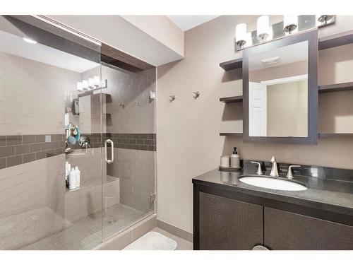 27 Evansmeade Common Nw, Calgary, AB - Indoor Photo Showing Bathroom