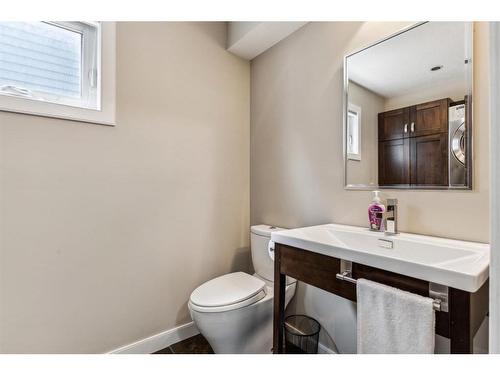 17 Applemont Place Se, Calgary, AB - Indoor Photo Showing Bathroom
