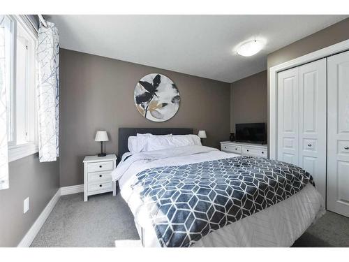 185-87 Glamis Green Sw, Calgary, AB - Indoor Photo Showing Bedroom