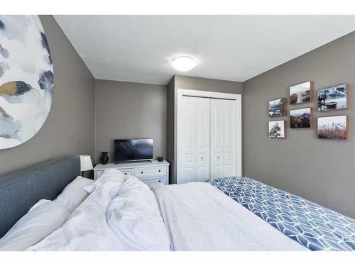 185-87 Glamis Green Sw, Calgary, AB - Indoor Photo Showing Bedroom