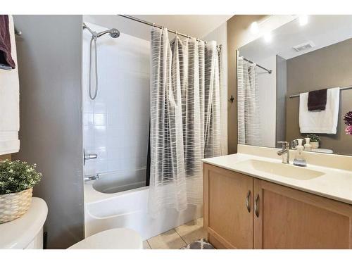 185-87 Glamis Green Sw, Calgary, AB - Indoor Photo Showing Bathroom