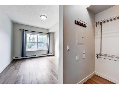 200-1414 17 Street Se, Calgary, AB - Indoor Photo Showing Other Room