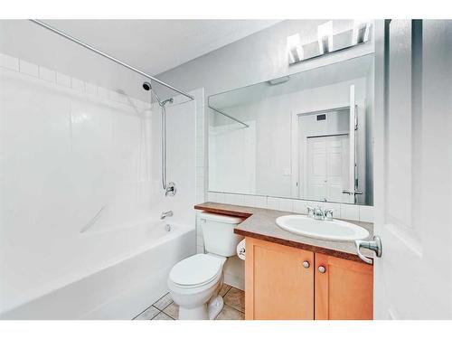 200-1414 17 Street Se, Calgary, AB - Indoor Photo Showing Bathroom