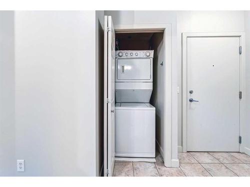 200-1414 17 Street Se, Calgary, AB - Indoor Photo Showing Laundry Room