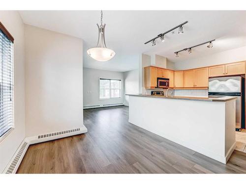 200-1414 17 Street Se, Calgary, AB - Indoor Photo Showing Kitchen