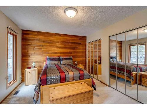 66 Wolf Drive, Rural Rocky View County, AB - Indoor Photo Showing Bedroom