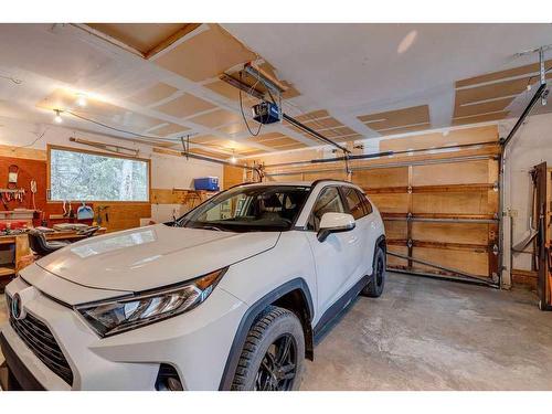 66 Wolf Drive, Rural Rocky View County, AB - Indoor Photo Showing Garage