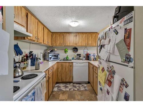 206-2200 Woodview Drive Sw, Calgary, AB - Indoor Photo Showing Kitchen