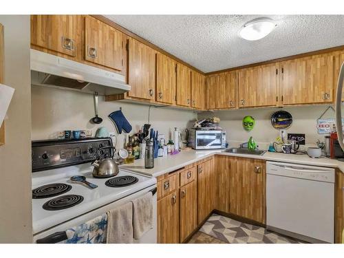 206-2200 Woodview Drive Sw, Calgary, AB - Indoor Photo Showing Kitchen