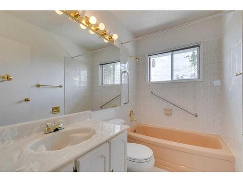 4603 Forman Crescent Se, Calgary, AB - Indoor Photo Showing Bathroom