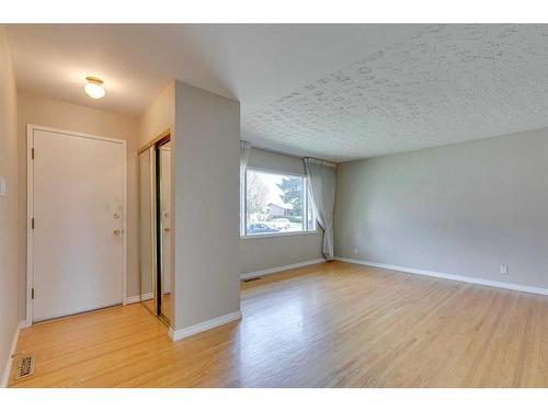 4603 Forman Crescent Se, Calgary, AB - Indoor Photo Showing Other Room