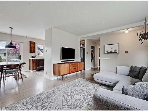 195 Westview Drive Sw, Calgary, AB - Indoor Photo Showing Living Room