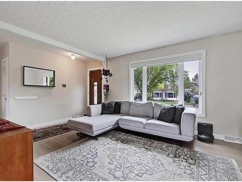 195 Westview Drive Sw, Calgary, AB - Indoor Photo Showing Living Room