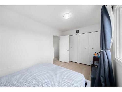 220-2211 19 Street Ne, Calgary, AB - Indoor Photo Showing Bedroom