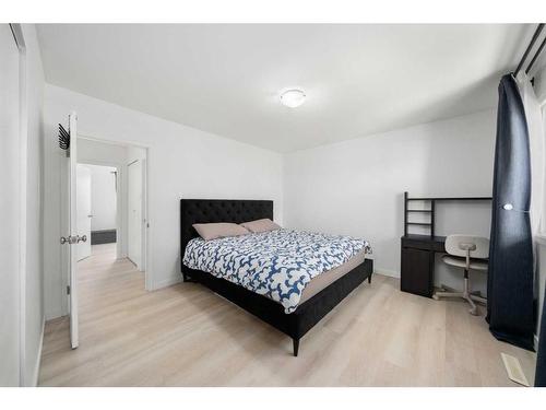 220-2211 19 Street Ne, Calgary, AB - Indoor Photo Showing Bedroom