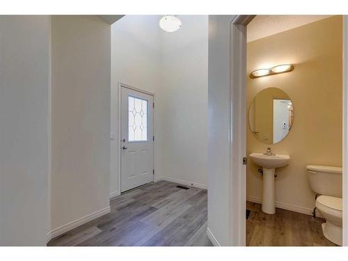 49 Everglen Crescent Sw, Calgary, AB - Indoor Photo Showing Bathroom