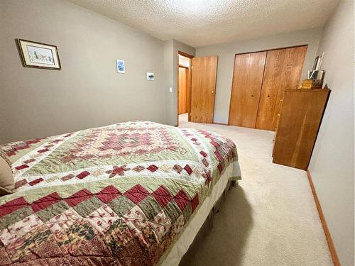 85 Manyhorses Drive, Rural Rocky View County, AB - Indoor Photo Showing Bedroom