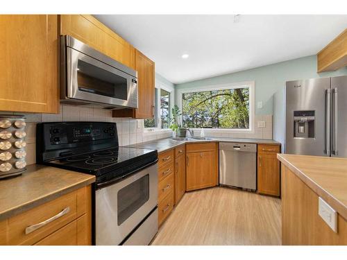 3615 Umber Place Nw, Calgary, AB - Indoor Photo Showing Kitchen With Double Sink