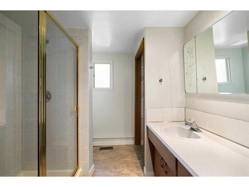 3615 Umber Place Nw, Calgary, AB - Indoor Photo Showing Bathroom