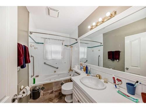 1331 Hamilton Street Nw, Calgary, AB - Indoor Photo Showing Bathroom