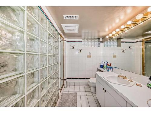 1331 Hamilton Street Nw, Calgary, AB - Indoor Photo Showing Bathroom