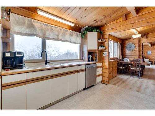 2538 Township Road 340, Rural Mountain View County, AB - Indoor Photo Showing Kitchen