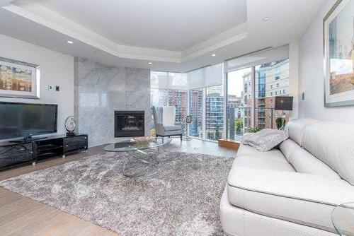 807-738 1 Avenue Sw, Calgary, AB - Indoor Photo Showing Living Room With Fireplace