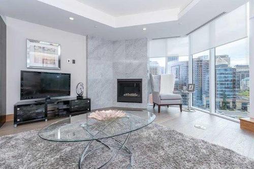 807-738 1 Avenue Sw, Calgary, AB - Indoor Photo Showing Living Room With Fireplace