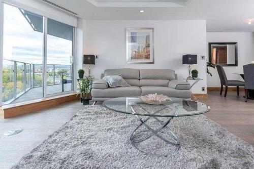 807-738 1 Avenue Sw, Calgary, AB - Indoor Photo Showing Living Room