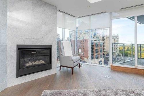 807-738 1 Avenue Sw, Calgary, AB - Indoor Photo Showing Living Room With Fireplace